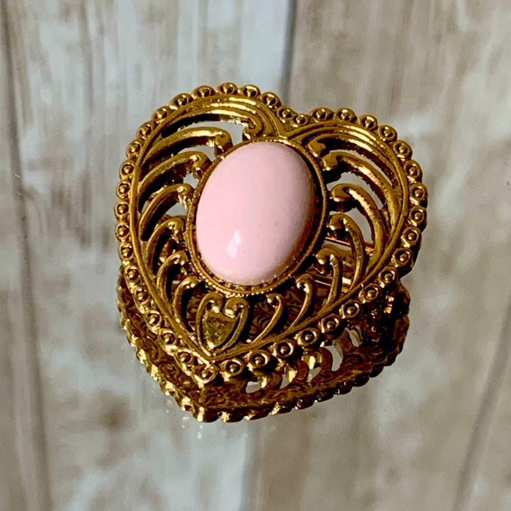 🌖 1928 Gold Tone Heart Shaped Brooch Pin With Pink Plastic Stone